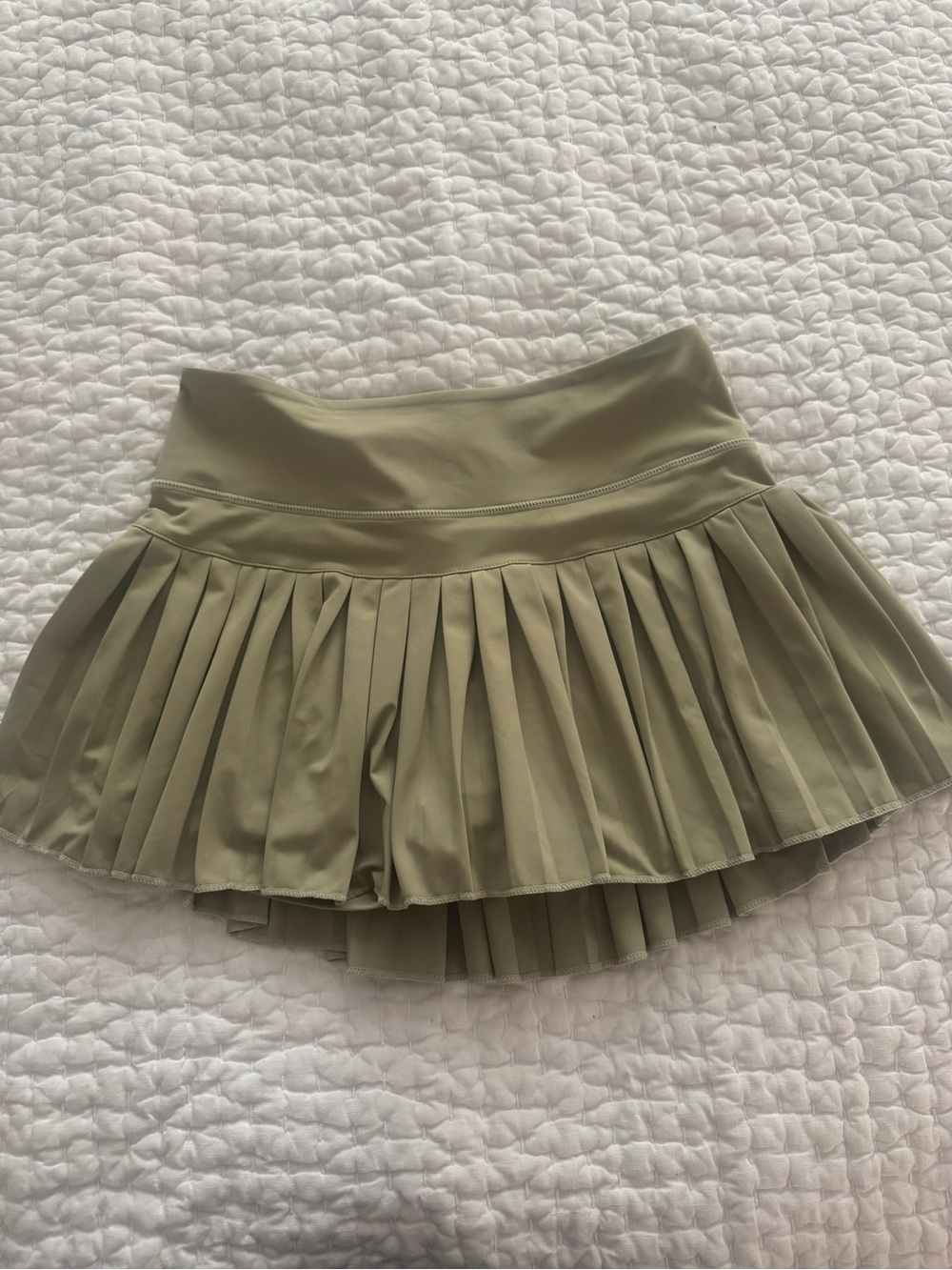Gold Hinge Pleated Tennis Skirt in Pale Moss, sz Medium. EUC